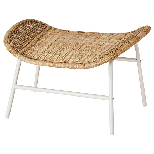 Un repose-pieds FRYKSÅS blanc avec une assise en rotin tressé. Il a un design élégant et incurvé et des pieds en métal robustes.