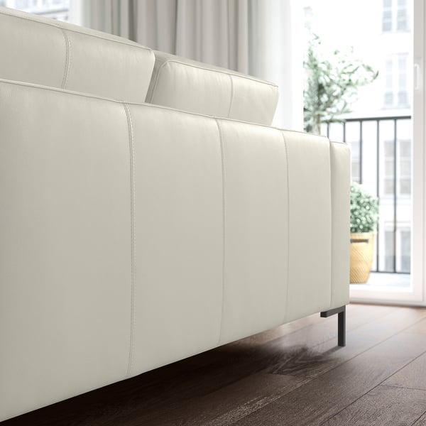 Canapé moderne en cuir blanc, grand et élégant, s’intègre bien dans les pièces spacieuses.