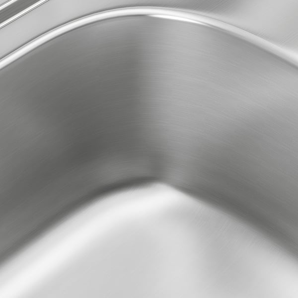 Gros plan de l’évier en acier inoxydable, présentant une surface lisse et polie et un design élégant.