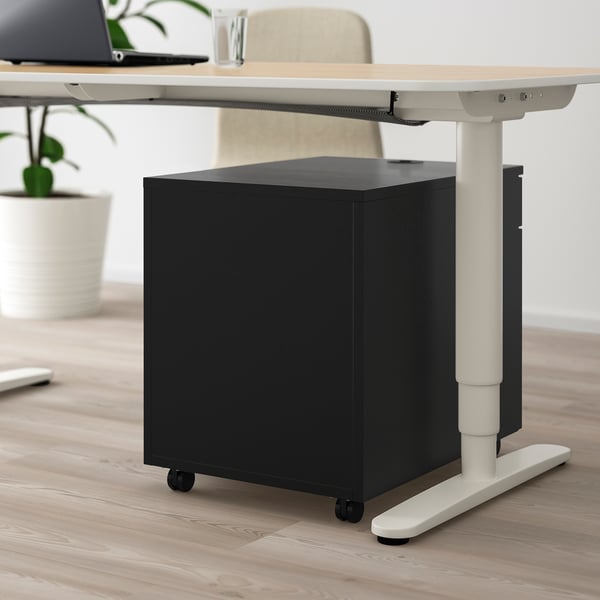 Unité de rangement roulante noire sous le bureau réglable, dotée d’une serrure à combinaison et d’une conception durable.