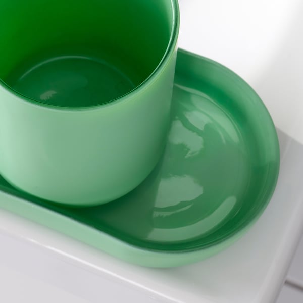 Distributeur et plateau de savon vert vif ; grand design élégant ; Placé sur une surface blanche, sans éblouissement, finition lisse.