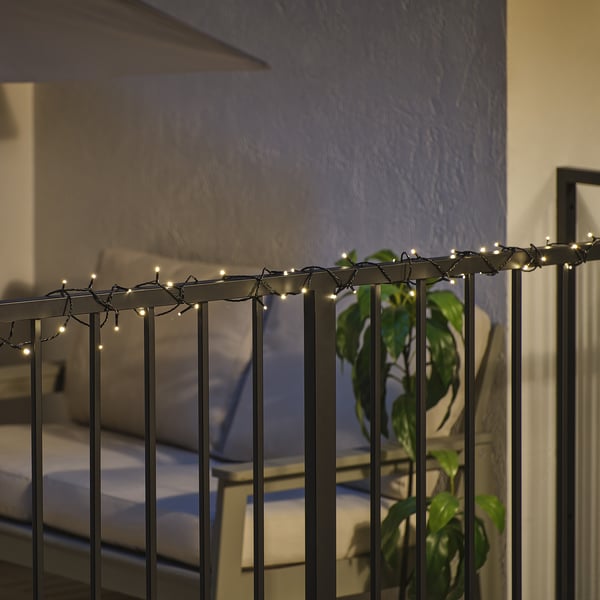 Garde-corps éclairé avec lumières décoratives, créant une ambiance extérieure. Des lumières LED sont visibles le long de la balustrade métallique, améliorant l’esthétique de la soirée.