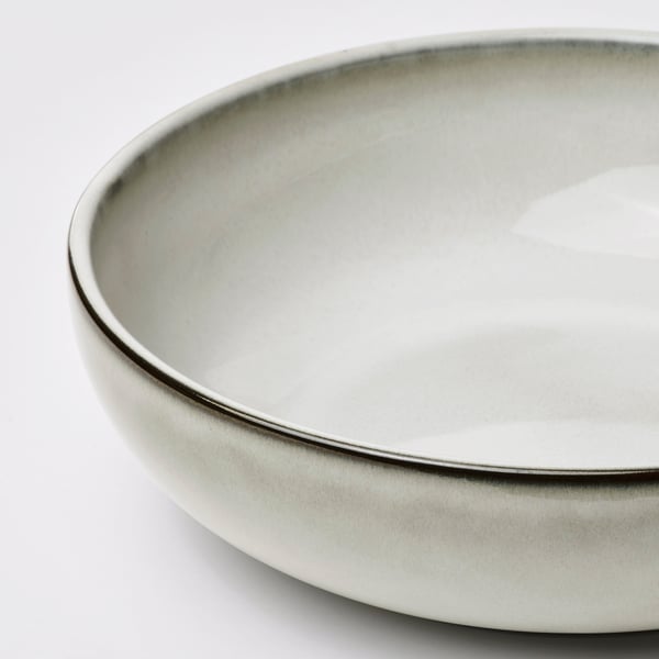 Plat à four peu profond avec un glaçage lisse et brillant. Bords arrondis, surface immaculée et savoir-faire raffiné évidents.