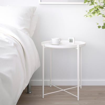 Table d’appoint blanche GLADOM avec plateau amovible, design minimaliste, idéale pour les petits espaces.