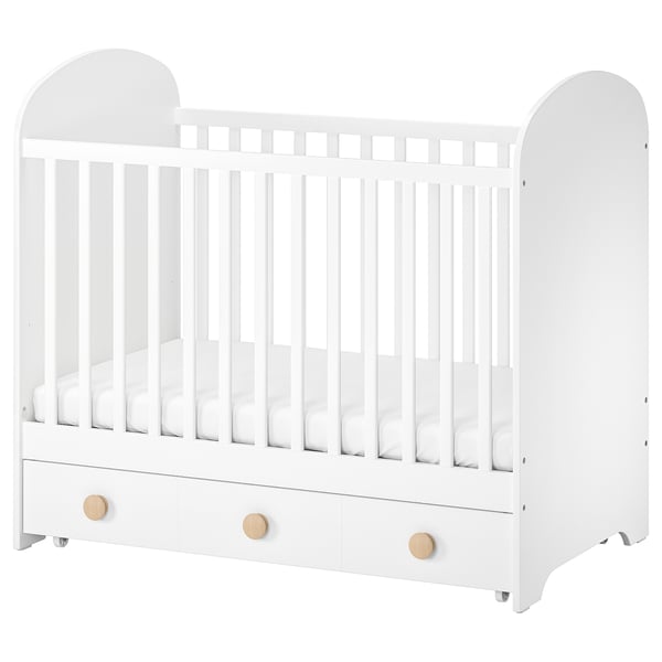Lit bébé en bois GONATT blanc, dessus voûté, tiroir spacieux, design robuste et sûr.