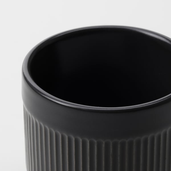 Vase en poterie noire avec rainures verticales, finition mate, artisanat de haute qualité