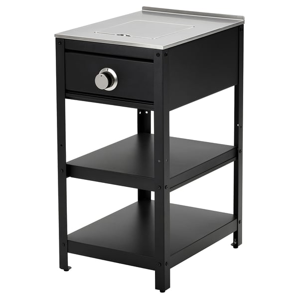 Une configuration de cuisine d’extérieur GRILLSKÄR en noir. Il s’agit d’un barbecue à gaz avec un brûleur latéral et des étagères pour le rangement et la cuisson.