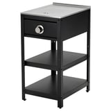 Une configuration de cuisine d’extérieur GRILLSKÄR en noir. Il s’agit d’un barbecue à gaz avec un brûleur latéral et des étagères pour le rangement et la cuisson.