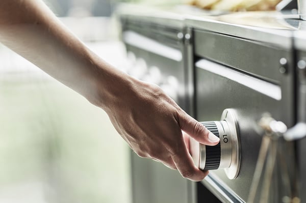 Réglage du barbecue dans la cuisine extérieure