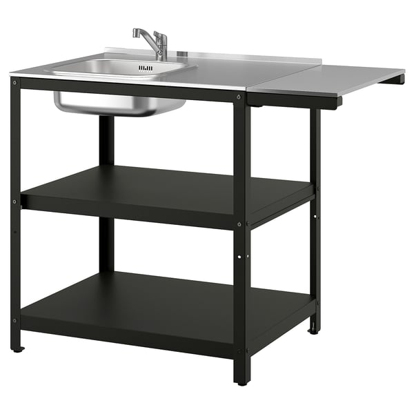 Unité d’évier extérieur en acier inoxydable avec étagères noires, parfaite pour les grillades et la préparation.