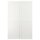 Cette image portes de placard coulissantes GRIMO blanches. Ils ont un design épuré et moderne avec des cadres audacieux et des bords biseautés, offrant un look minimaliste.
