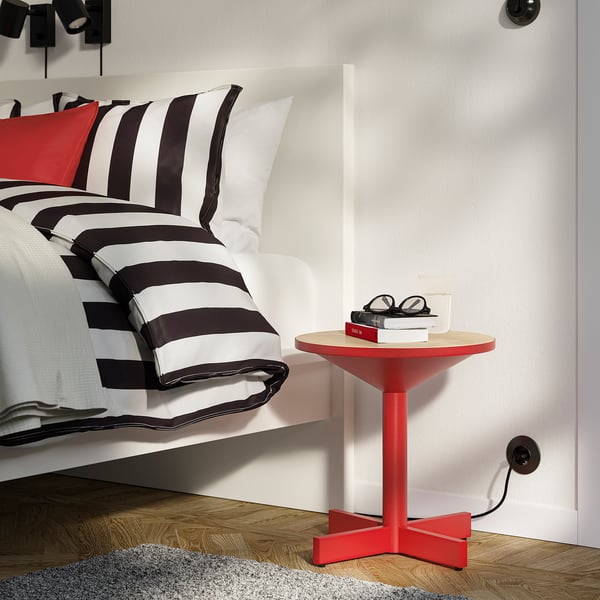 Table de chevet GRIMSARBO rouge avec plateau en bois et pieds en métal, idéale pour les petits espaces.
