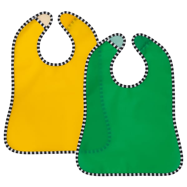 Deux bavoirs colorés pour bébés, l’un jaune et l’autre vert, avec des bords à carreaux et des ouvertures au cou, fabriqués à partir de matériaux recyclés.