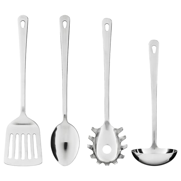 Quatre ustensiles de cuisine en acier inoxydable : spatule, cuillère, écumoire, louche, tous avec de longues poignées et des motifs similaires.