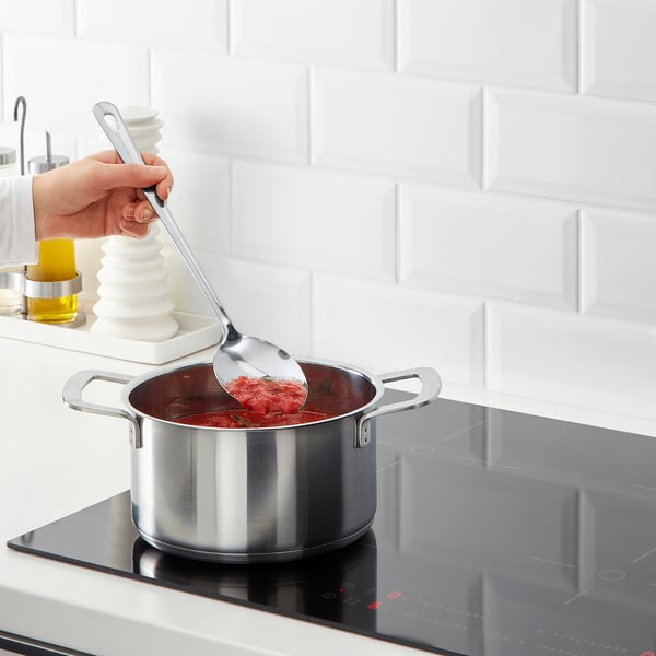 Cuire la sauce rouge en remuant sur une cuisinière moderne.