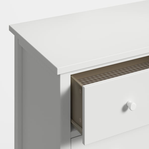 Une commode blanche GULLABERG avec des tiroirs lisses et des boutons en bois au design traditionnel.