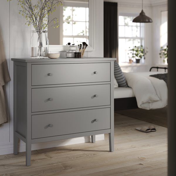 Commode GULLABERG à 3 tiroirs dans la chambre à coucher avec décor de dessus. Design traditionnel.