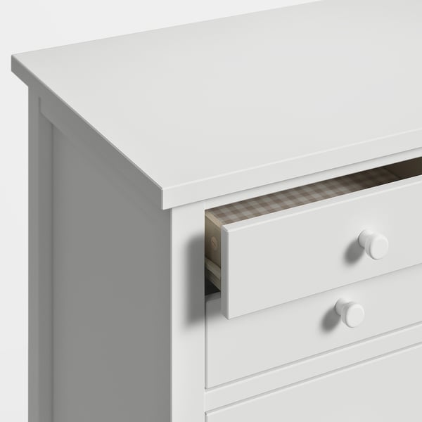 Commode GULLABERG blanche, design moderne et élégant, tiroirs à fonctionnement fluide, boutons arrondis.