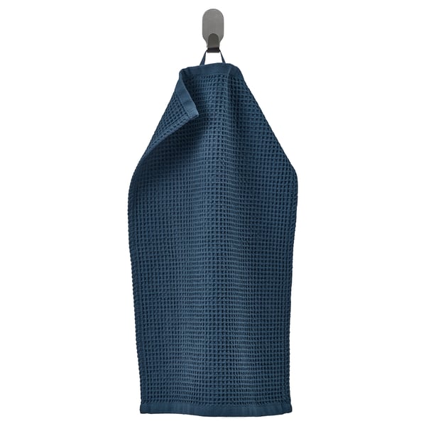 Une serviette GULLDYNA bleue, faite de coton recyclé, suspendue à un crochet. Il est rectangulaire avec un tissage texturé, idéal pour un usage dans le bain.