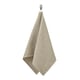 Une serviette suspendue beige et texturée nommée GULLDYNA, fabriquée en coton recyclé. Il y a une boucle en haut pour l’accrocher.