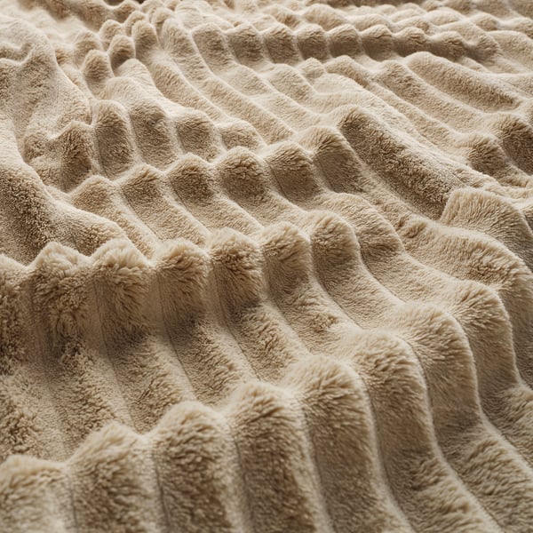 Jeté en peluche plié à texture côtelée, beige doux.