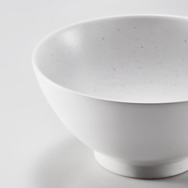 Bol utilitaire, léger et robuste, porcelaine lisse, glaçure pigmentée calme.