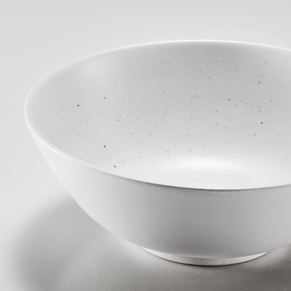 Bol en porcelaine blanche avec glaçure mouchetée, mettant en valeur un savoir-faire de haute qualité et une surface lisse.