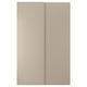 Porte coulissante HASVIK beige avec finition lisse, panneaux verticaux.