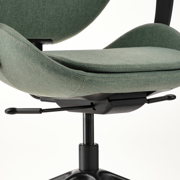 Chaise de bureau verte avec base noire, assise et accoudoirs réglables, mécanisme d’inclinaison synchronisé pour un soutien ergonomique.