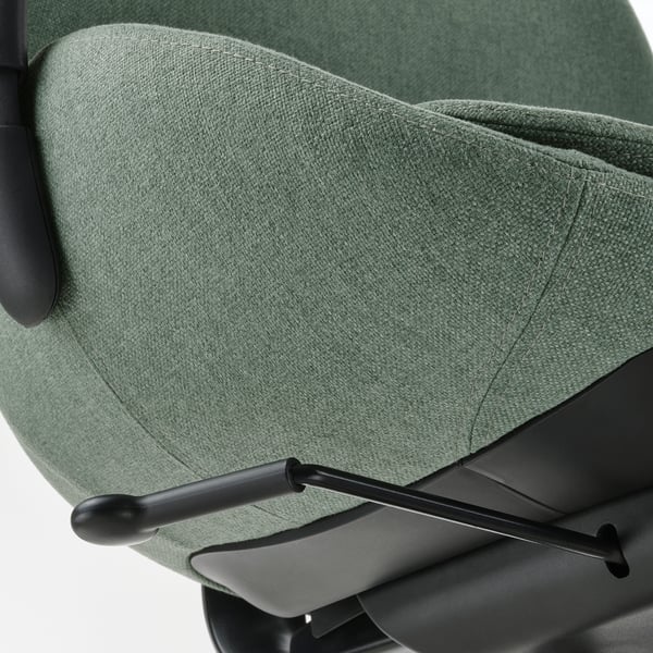 Chaise ergonomique verte : accoudoirs réglables.