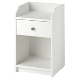 Une table de chevet HAUGA blanche avec un seul tiroir et des étagères ouvertes, adaptée à une configuration de chambre moderne.