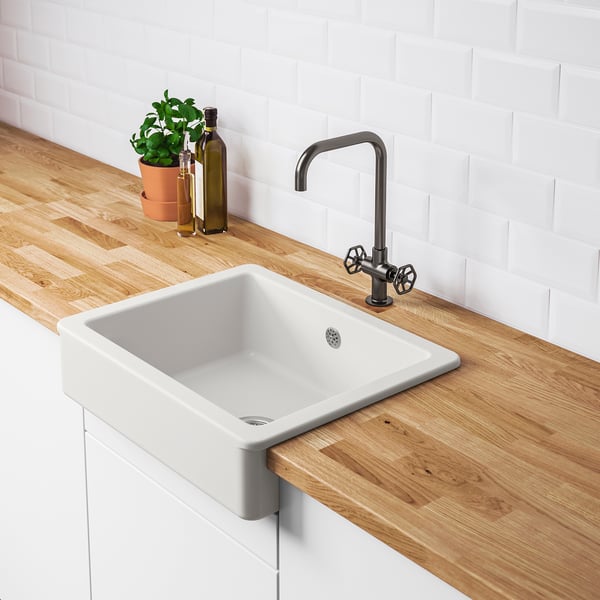 Évier HAVSEN moderne, cuve en céramique blanche, comptoir en bois, robinet en acier inoxydable.