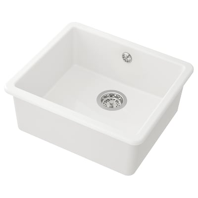 Un évier de cuisine HAVSEN blanc, de forme carrée avec des coins arrondis, en céramique. Il s’agit d’un seul bol et d’un drain en acier inoxydable.