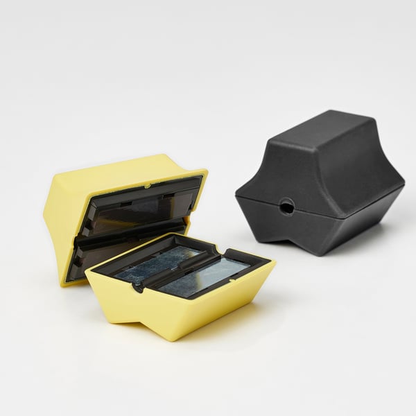 Deux ancres USB HAVSKÅL, l’une ouverte jaune révélant un aimant interne, l’autre fermée noire, mettant en valeur un design et des matériaux de qualité.