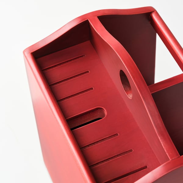 Bloc de couteaux en bois rouge ; finition robuste et lisse ; peut contenir plusieurs couteaux ; conception inclinée pour un accès facile ; Deux compartiments pour les ustensiles ou les serviettes.