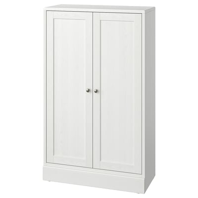 Une armoire de rangement HAVSTA en pin blanc, au design rustique avec deux portes à fermeture douce et des étagères variables.