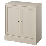 Une armoire HAVSTA beige en pin massif avec une finition brossée, présentant un design simple et rectangulaire avec deux portes à fermeture douce.