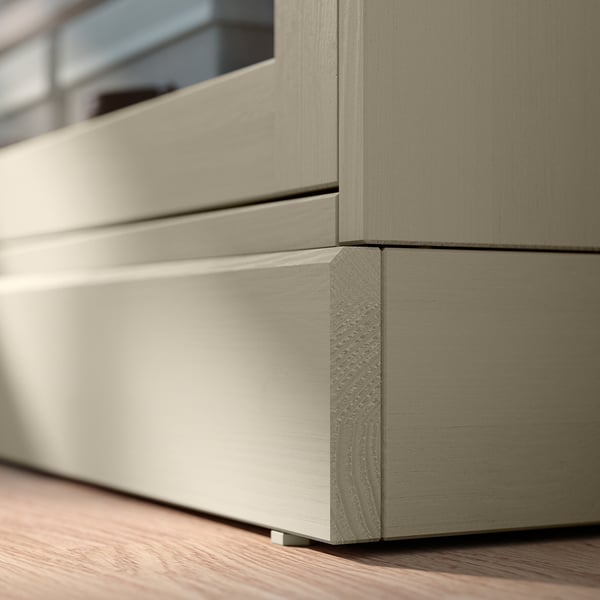 Meuble TV en bois HAVSTA, beige clair, en pin massif avec une surface brossée, portes coulissantes en verre.