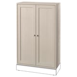 Armoire en bois HAVSTA avec portes doubles, finition rustique, lignes épurées, boutons ronds.