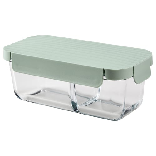 Une boîte à lunch en verre HAVSTOBIS avec un couvercle et un séparateur verts. Il est rectangulaire et conçu pour stocker les aliments séparément.