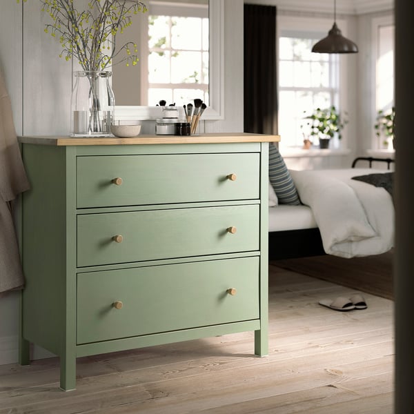 Commode verte à 3 tiroirs HEMNES dans la chambre avec des objets de décoration.