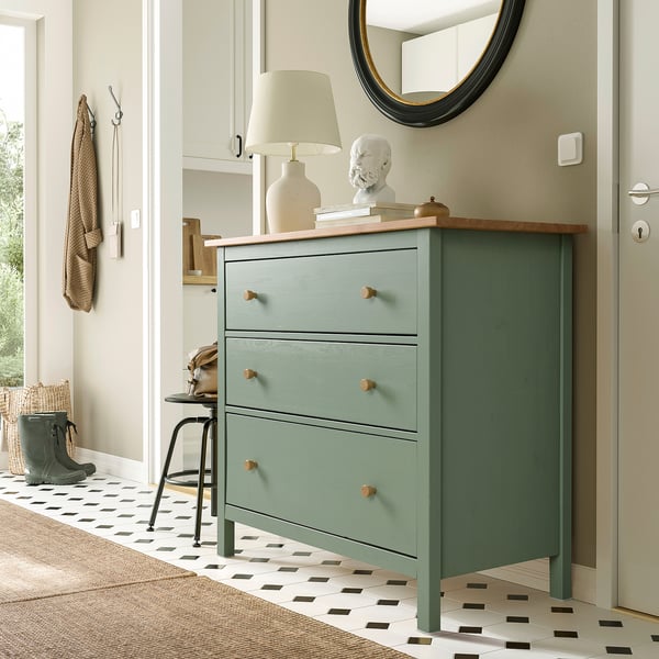 Commode HEMNES verte avec 3 tiroirs, lampe, buste statue, tabouret, crochets.
