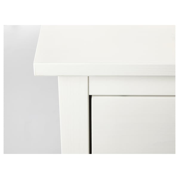 Commode en bois blanc aux lignes douces et épurées. La qualité de l’artisanat et le design attrayant.