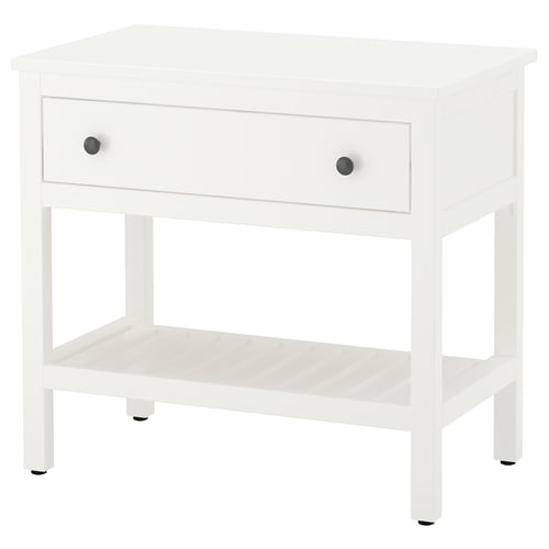 Une table de chevet HEMNES en bois blanc avec un seul tiroir et une étagère ouverte, dotée de boutons ronds élégants.