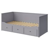 Lit de jour HEMNES gris avec tiroirs, cadre en bois, base rembourrée, forme rectangulaire et panneau vertical.