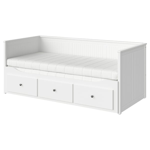 Lit de jour HEMNES en bois blanc avec trois tiroirs de rangement, un matelas en mousse.