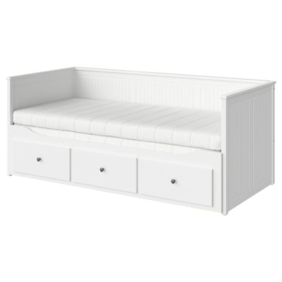 Lit de jour HEMNES en bois blanc avec trois tiroirs de rangement, un matelas en mousse.