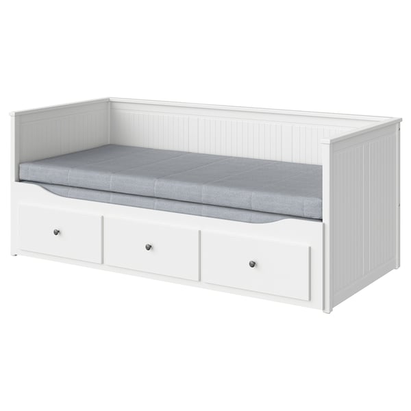 Méridienne HEMNES blanche avec 3 tiroirs, matelas en mousse, double fonction pour le sommeil des invités.