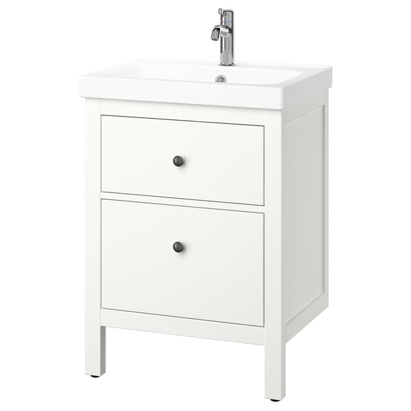 Un meuble de salle de bain blanc HEMNES avec deux tiroirs et un lavabo. C’est un design élégant avec des poignées argentées et un robinet chromé.