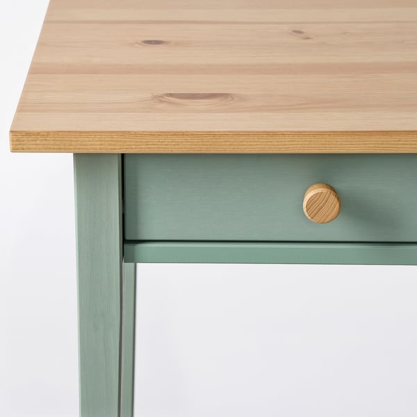 Bureau en bois avec surface lisse et tiroir vert ; Artisanat de qualité.